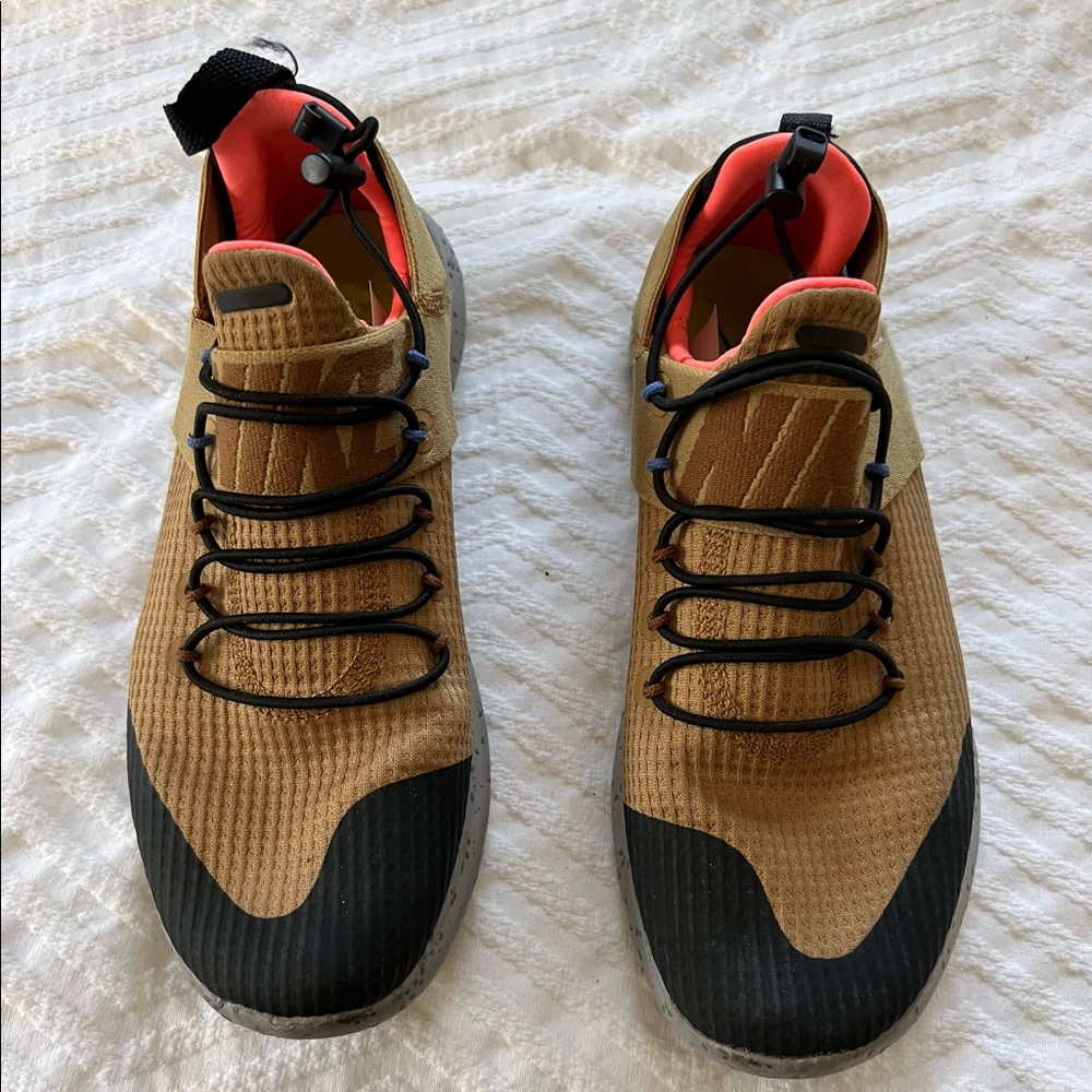 Nike free commuter. Womens